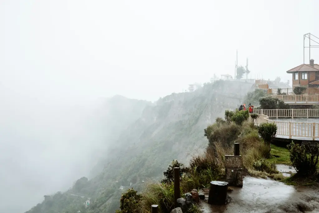 unsplash_GmfmtLEWvP8_quilotoa.jpg.jpg.webp